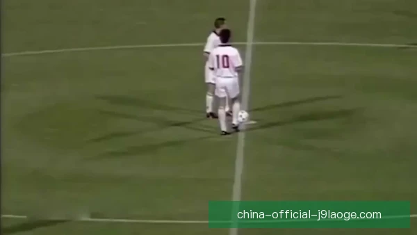 2003年欧冠决赛米兰点球胜尤文，防守反击与马赛回旋映衬意甲内战